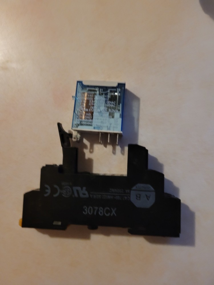 Allen-Bradley, 700-HN122 SER. A Relay Base w/ 700-HN222 SER. A Relay