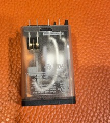 Schneider Electric Zelio Universal 120 VAC Relay # RUMF33F7 / 8A-2015-W42-AM