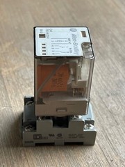 ALLEN BRADLEY 700-HA32A1 SER D RELAY W/SQUARE D SOCKET BASE TYPE NR52 8 PIN