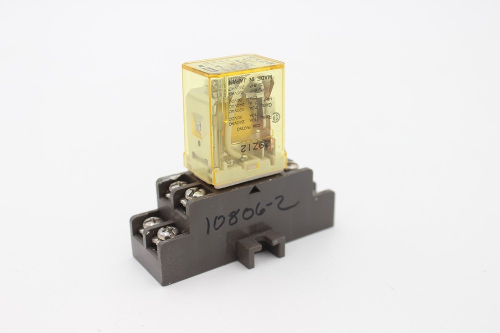 IDEC RH2B-U Relay DC24V w/IDEC SH2B-05C Relay Socket, 10A, 300V (CS02.1)