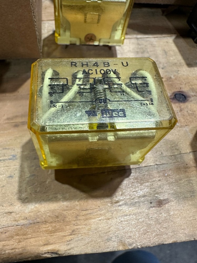 IDEC RH4B-U RELAY W123