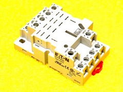 EATON D7PAD RELAY BASE 16 AMP 300 VOLT 14-BLADE FINGER SAFE SOCKET ( NEW )