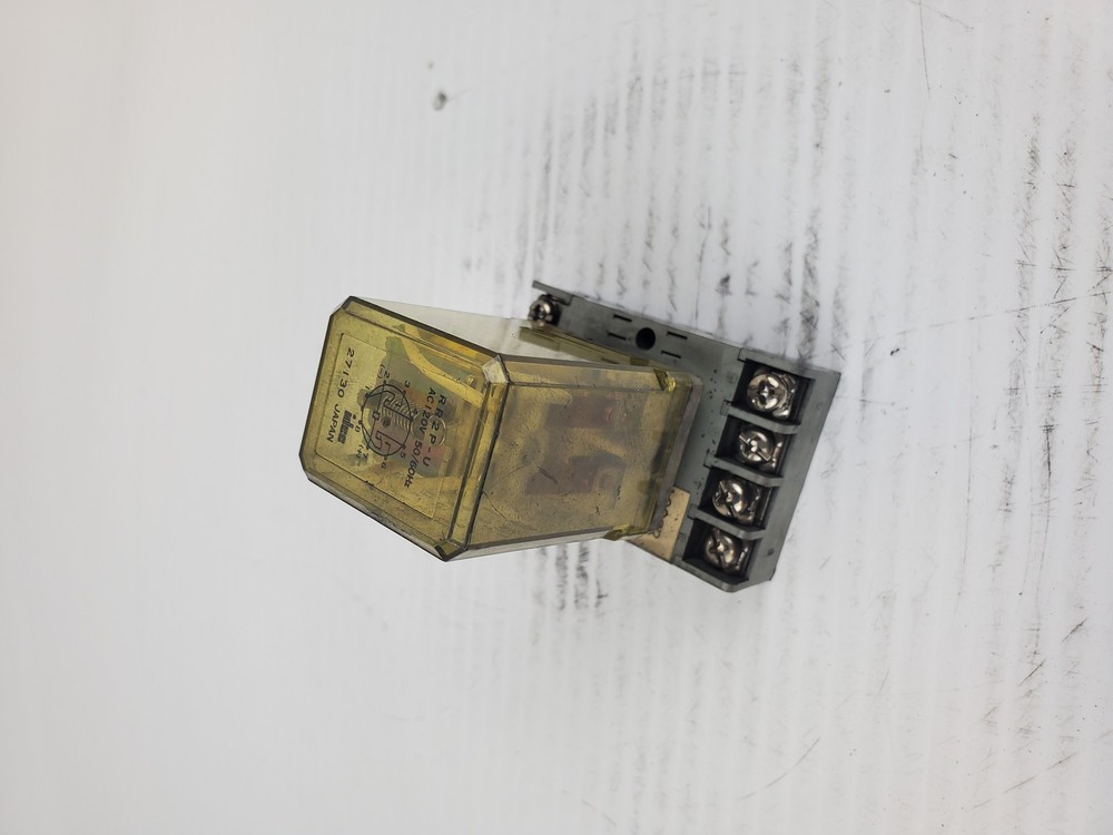 IDEC RR2P-U AC120V 50/60HZ Relay With SR2P-06 97210C Socket