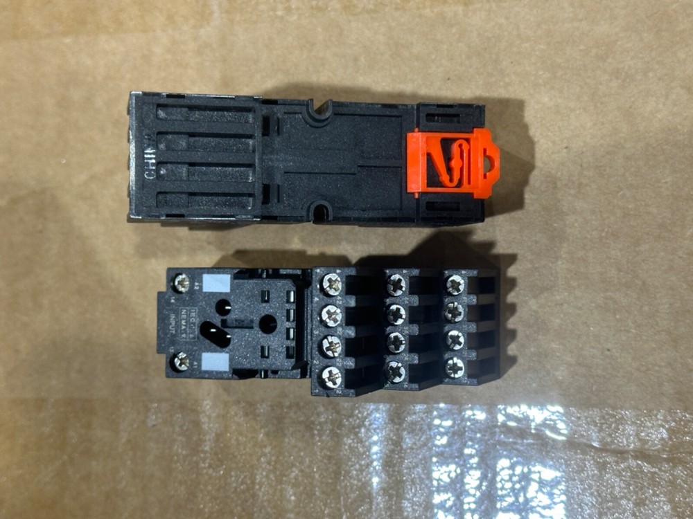NEW LOT OF 4 Telemecanique RXZE2S114M LOGIC STYLE SOCKET 10A 250V 2.5KV