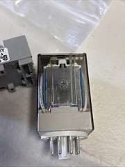 Allen Bradley 700-HAX2Z24-3-4 Series D General Purpose Relay 24vdc incl Socket