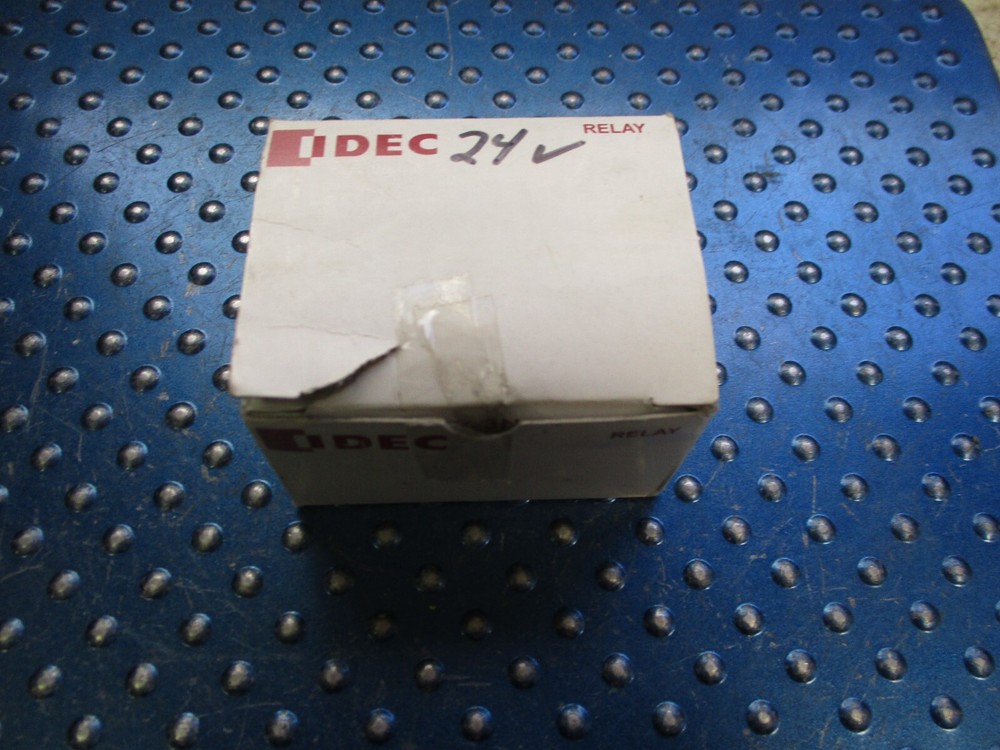 NEW IDEC BOX OF 10 RELAY 24V RH1B-U