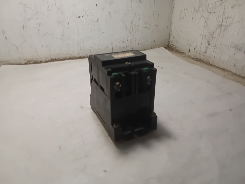 Allen Bradley BUL 700 Type R Electrically held relay 700-R200A1 SER B (O8C)