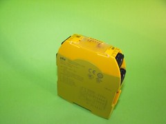 PILZ PNOZ S4.SAFETY RELAY.24VDC.3N/O.1N/C.750104.YOM2011.USED