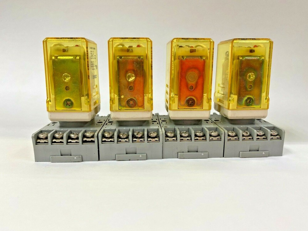 IDEC RELAY RR2P-UL, DC24 WITH IDEC BASE SR2P-06 LOT OF 4