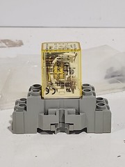 IDEC RH2B-UL DC24V Relay w/ SH2B-05C Base