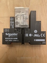 Schneider RXM2AB1BD Relay DPDT 24VDC Coil w/ RXZE2S108M Base RXM040W Diode Qty 2