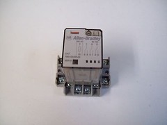 ALLEN-BRADLEY 700-HA33A24 SER.D RELAY W/BASE – USED – FREE SHIPPING