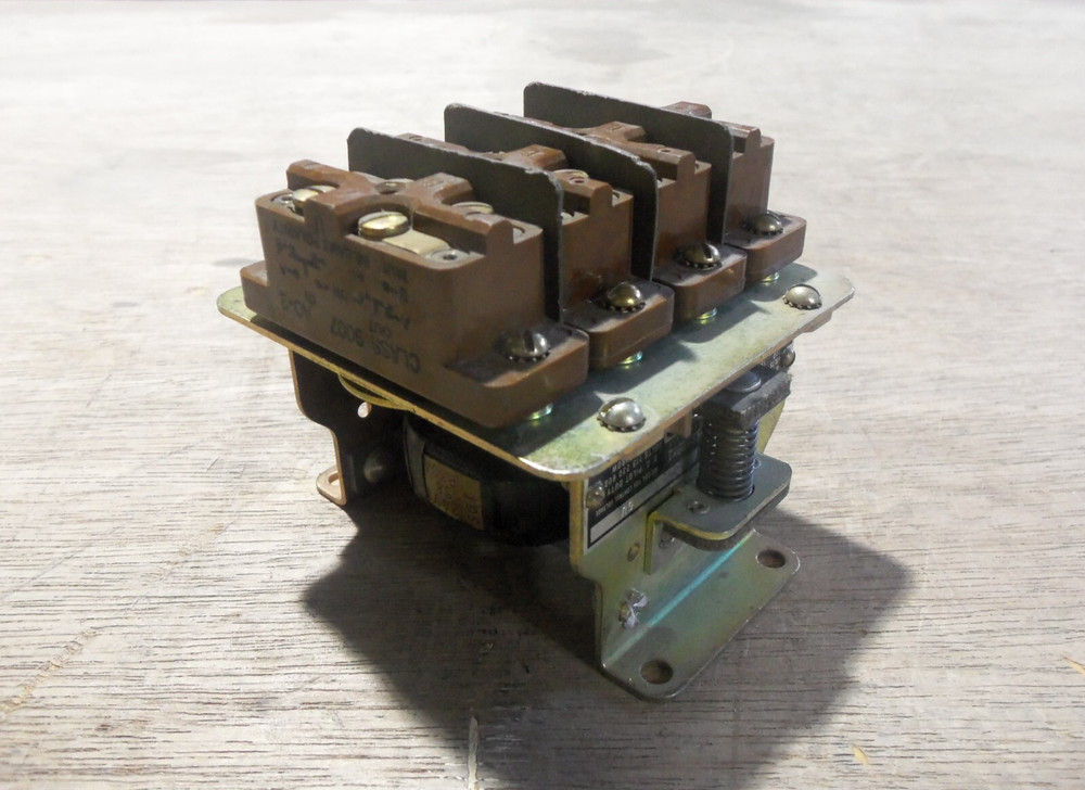 SQUARE D 8501 P04 AC/DC PILOT DUTY RELAY 110V 15 AMP / 220V 10 AMP 8501P04