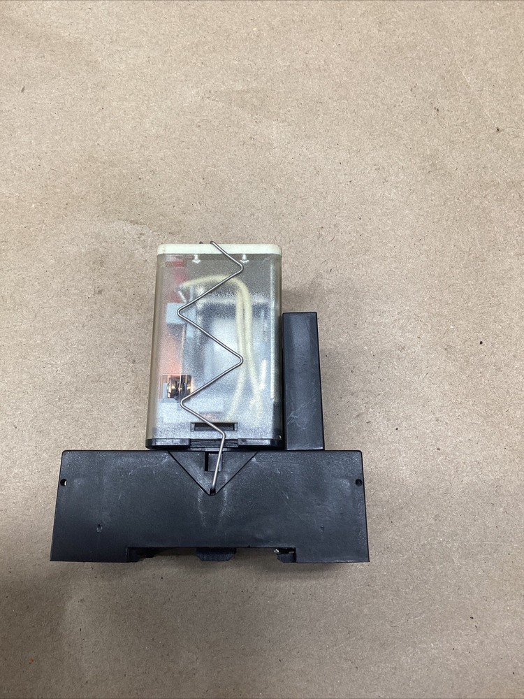 SCHNEIDER RUMC3AB2F7 RELAY RUZSC3M Relay Socket w/ RUW242P7 #714PT39FML