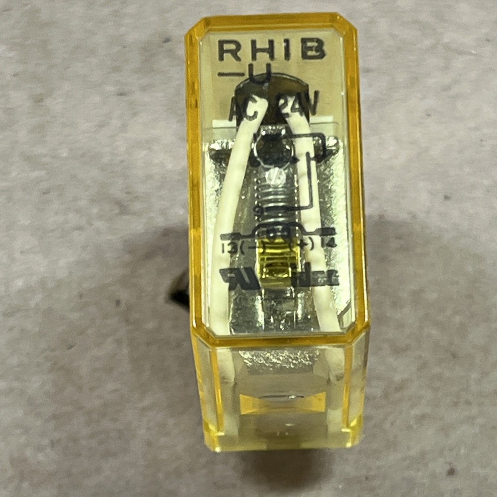 IDEC RH1B-ULAC24V RELAY 5 PIN 24VAC COIL 10 AMP SH1B-05