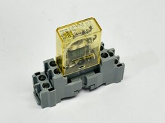 IDEC SY2S-05C Relay Base w/ RY2S-U Relay 24VDC