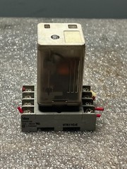 Allen Bradley AB 700-HA32A1 120 volt 10 series B WITH BASE SR2P-06