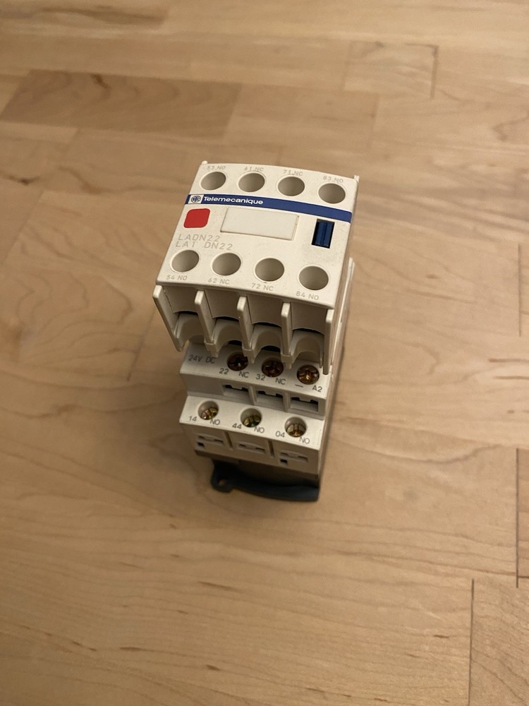Telemecanique CAD32BD Control Relay W/ LADN22 Auxiliary Contact Block 24VDC Coil