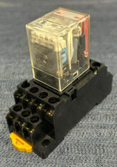 OMRON MY4N-D2 RELAY 24 VDC W/RELAY SOCKET 2-M4X10 5A 250 VAC