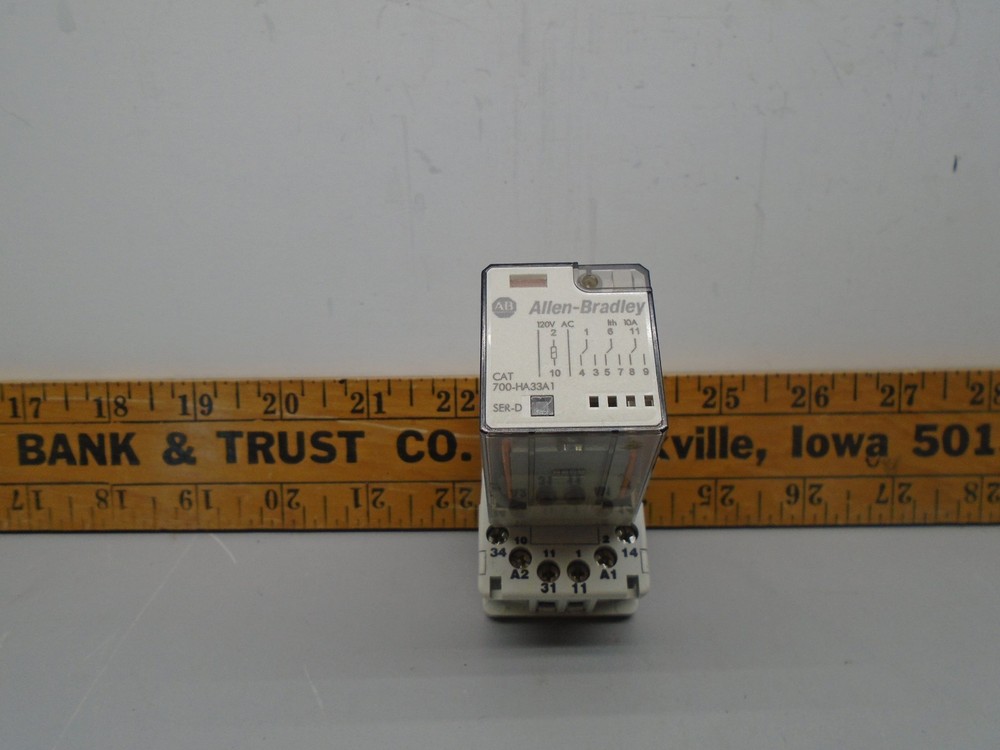 700-HA33A1 ser D Allen Bradley Ice Cube Relay & 700-HN101 Base N43