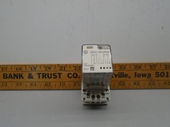 700-HA33A1 ser D Allen Bradley Ice Cube Relay & 700-HN101 Base N43