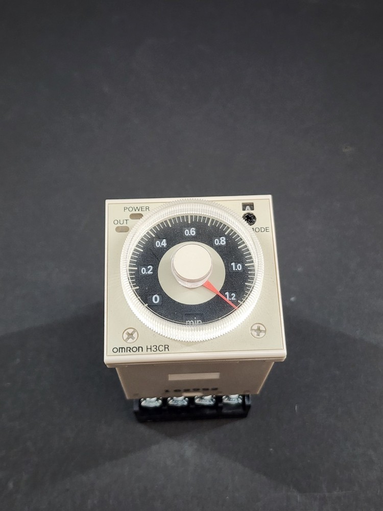 Omron H3CR-A8 Solid State Timer 100-240VAC w/ Allen Bradley 700-HN125 Base