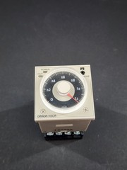 Omron H3CR-A8 Solid State Timer 100-240VAC w/ Allen Bradley 700-HN125 Base