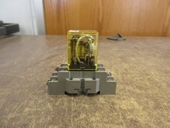 IDEC Relay w/ Base RH2B-UL 24VDC *Lot of 3* *Missing DIN Rail Mount* Used