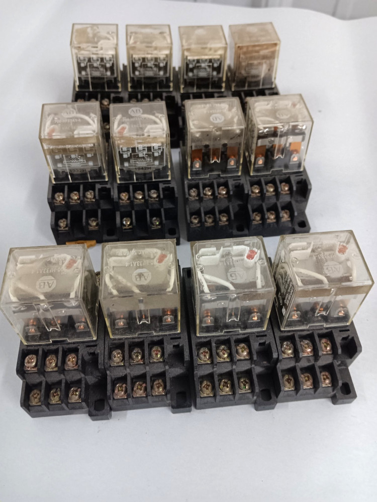 Allen-Bradley 700-HF33A1-4 Relay Ser. B w/ 700-HN138 Socket Ser. A Lot of 12