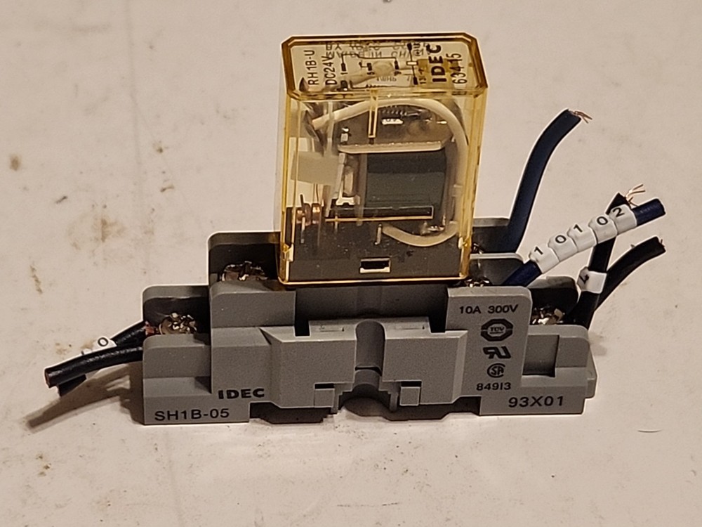 IDEC RH1B-U DC24V Relay w/SH1B-05 Socket Base – Free Shipping