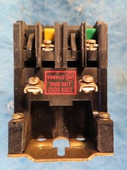 ALLEN BRADLEY ELECTRICALLY HELD RELAY BUL 700 TYPE R 700-R110A1 SER. B 1YEAR WAR