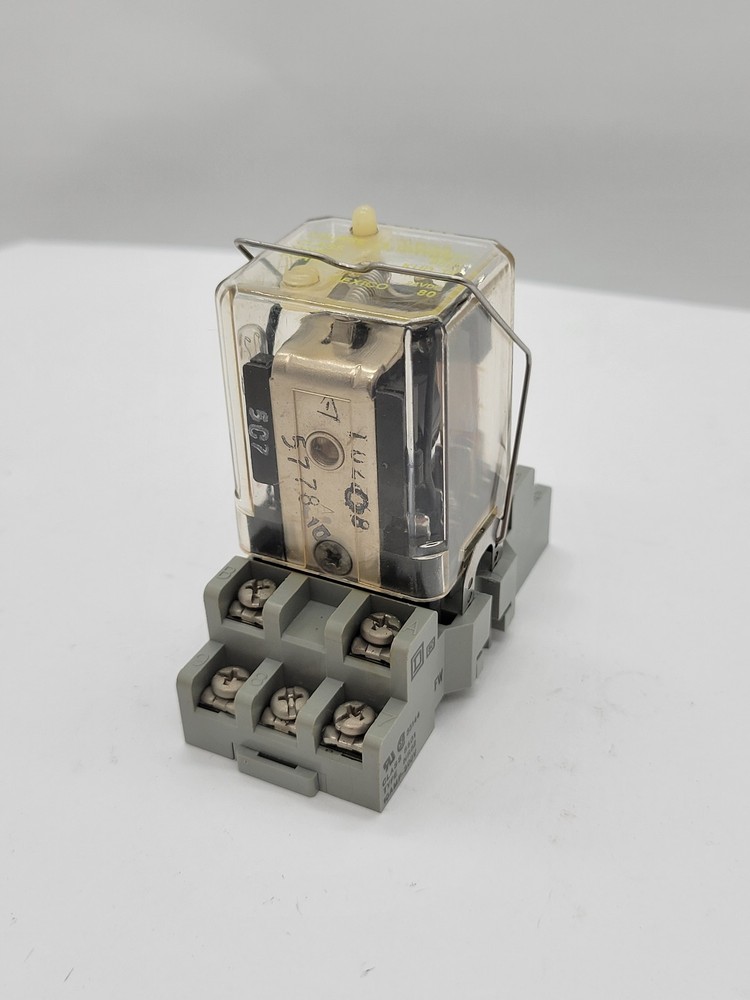 Square D 8501KUD12 Relay w Socket 10A 240V 8Pin 24V Coil Series C Form M1P14