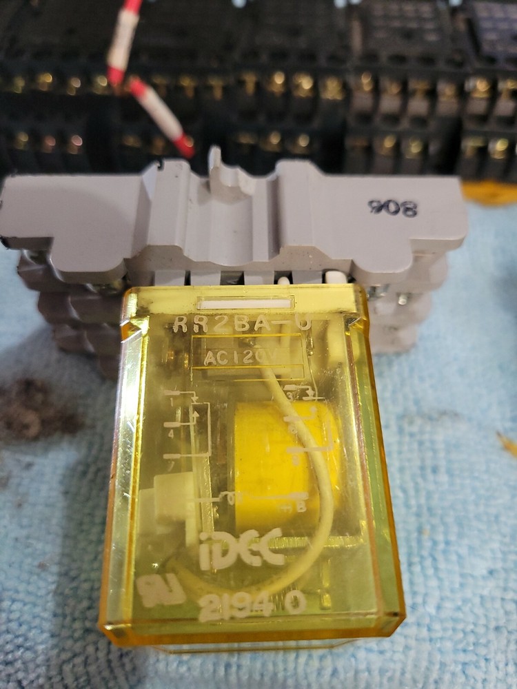 IDEC RR2BA-U RELAY 120VAC 50/60HZ 8-BLADES with base loc 00713
