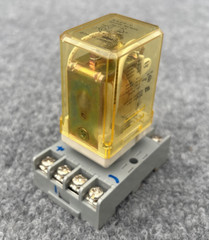IDEC RR2P-U RELAY 24VDC 8 PIN With Idec SR2P-06 Socket Base Used