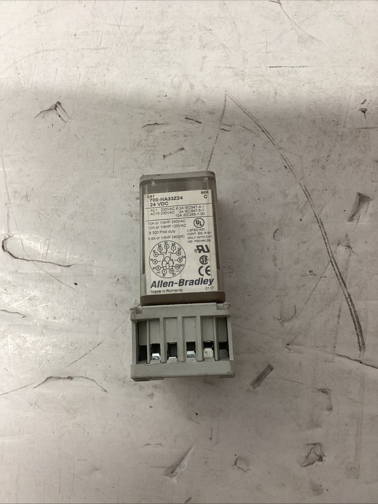 Allen Bradley Tube Base Relay 700-HA33Z24 Ser C W/ Base 700-HN101 Ser C I-240