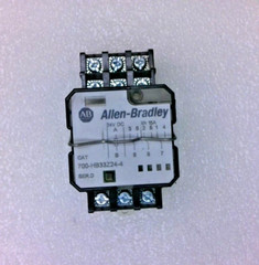 Allen Bradley 700-HB33Z24-4 Ser D with 700-HN127 Base Ser A