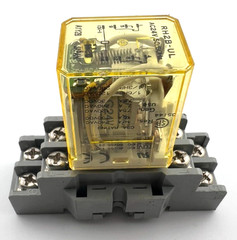IDEC RH2B-UL RELAY With IDEC SH2B-05 Socket Base 10A 300V — NEW READ