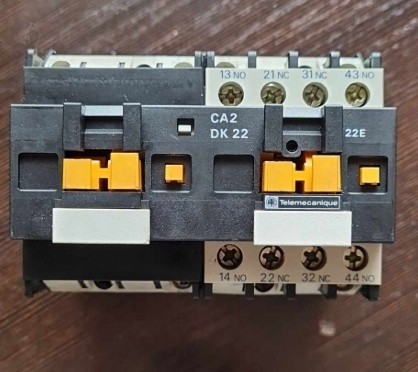 Telemecanique CA2 DK22M5 Latching Relay 200-220V 50Hz