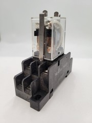 Omron LY2 Plug-in Relay 10A Coil 110/120V DPDT 8-Pin With 19Y4YT Socket Base