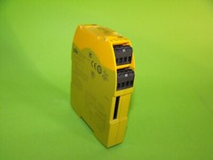 PILZ PNOZ S4.SAFETY RELAY.24VDC.3N/O.1N/C.750104.YOM2015.USED