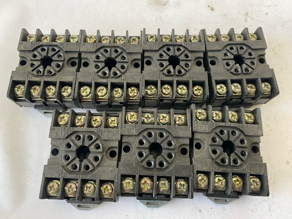 Lot of 7 – Socket Relay FINDER 90.16 – HN5-WA-380V (8 Pin Round ) 10A, 380V