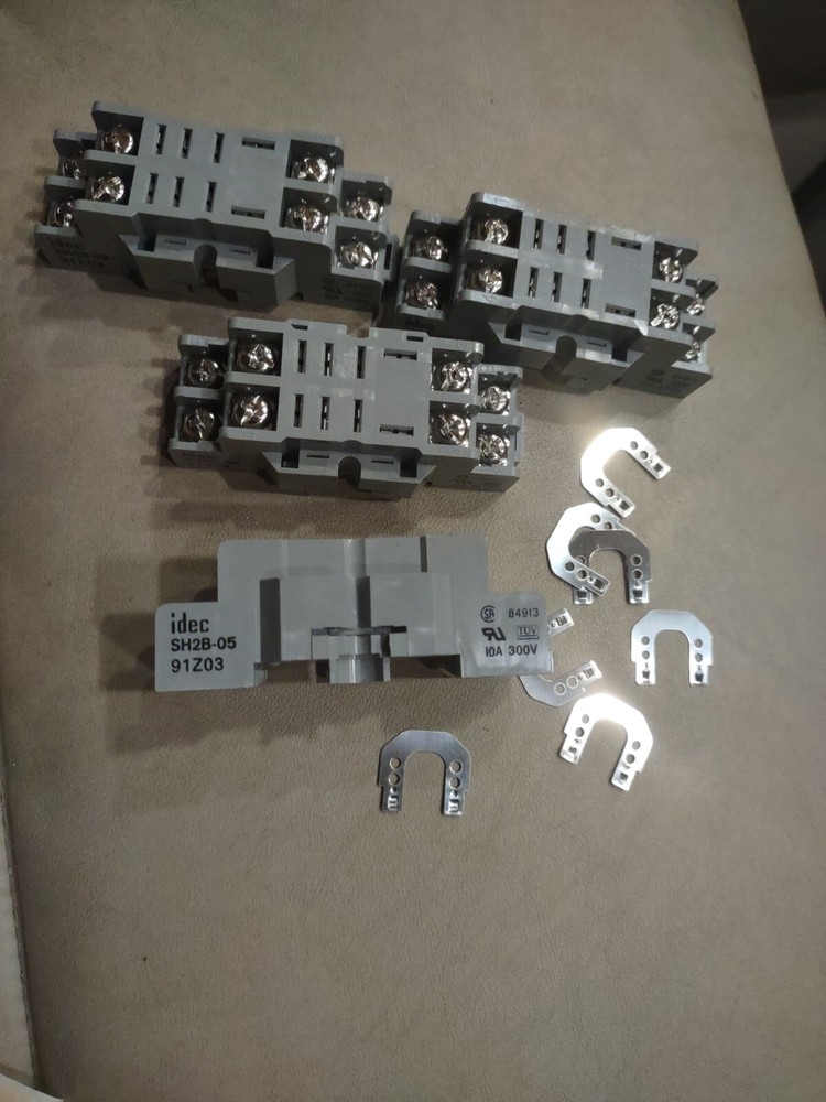 IDEC SH2B-05 10A 300V 2 Pole Relay Socket New 4pc