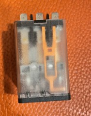 Schneider Electric Zelio Universal 120 VAC Relay # RUMF33F7 / 8A-2015-W42-AM