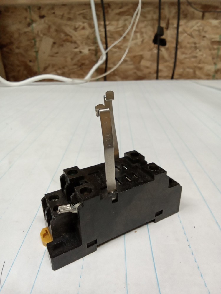 OMRON RELAY + 2-M4X12 2084YF BASE
