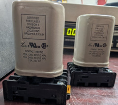 🤪 C3CONTROLS 12 AMP RELAY 240 VAC HGPRS-P2C12ZC W/ SOCKET GPRASP08U1 LOT OF 2