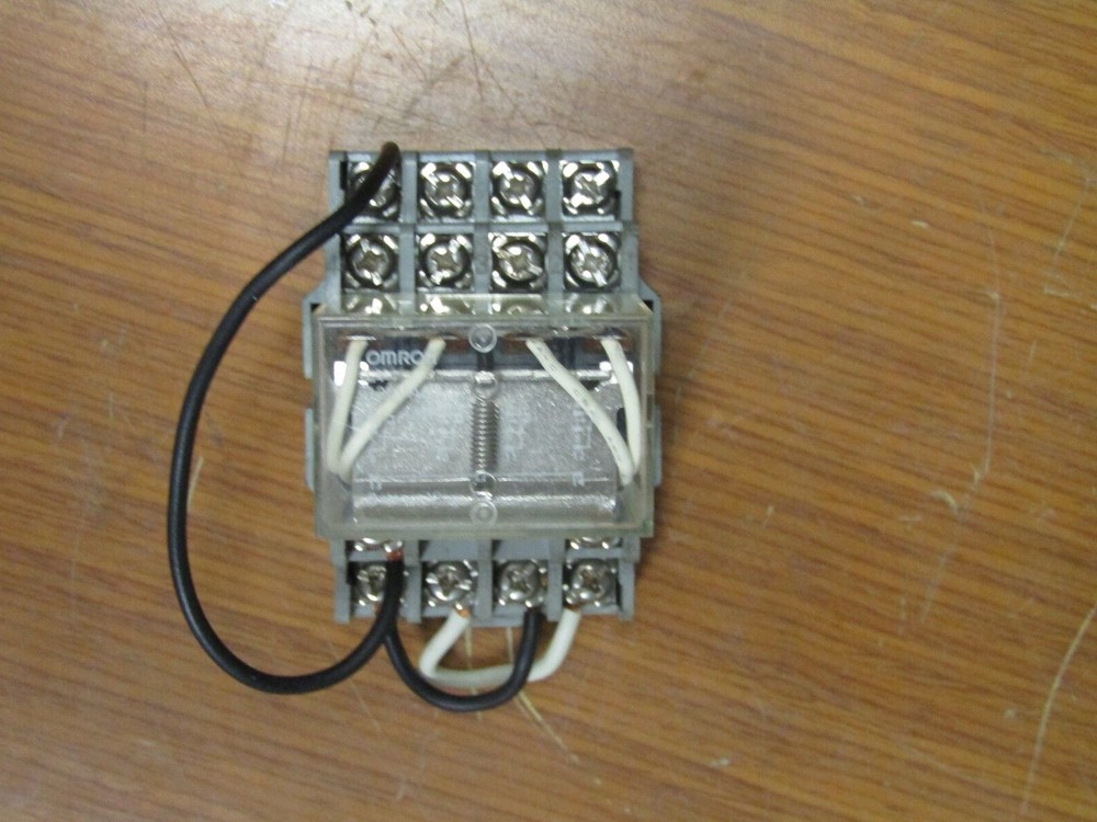 😏 OMRON 10 AMP RELAY W/ BASE 250 VAC MAX 120 VAC COIL 28 VDC LY4