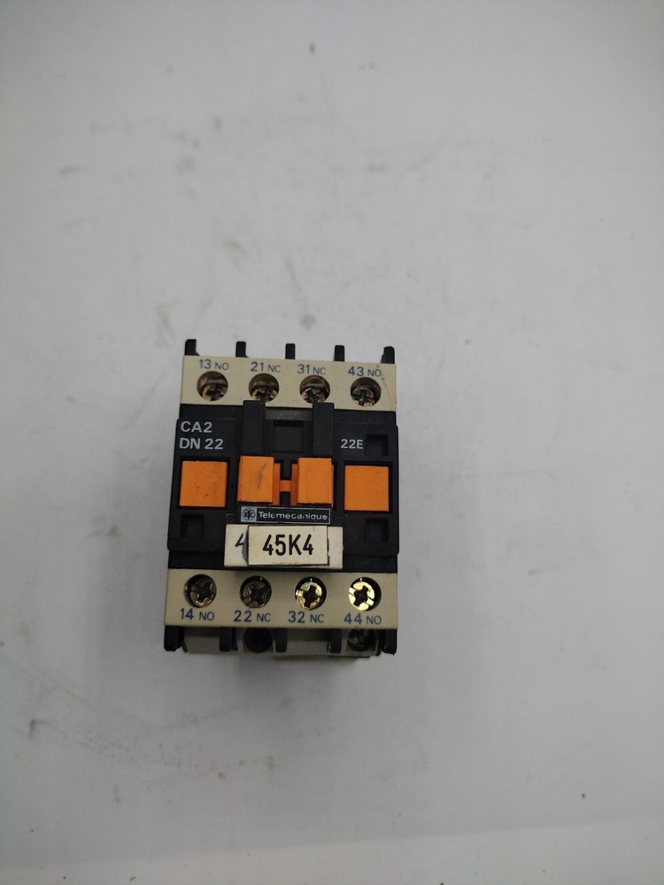 TELEMECANIQUE CA2-DN22 CONTACTOR (2 NO + 2 NC) W/LA4 DA-2G