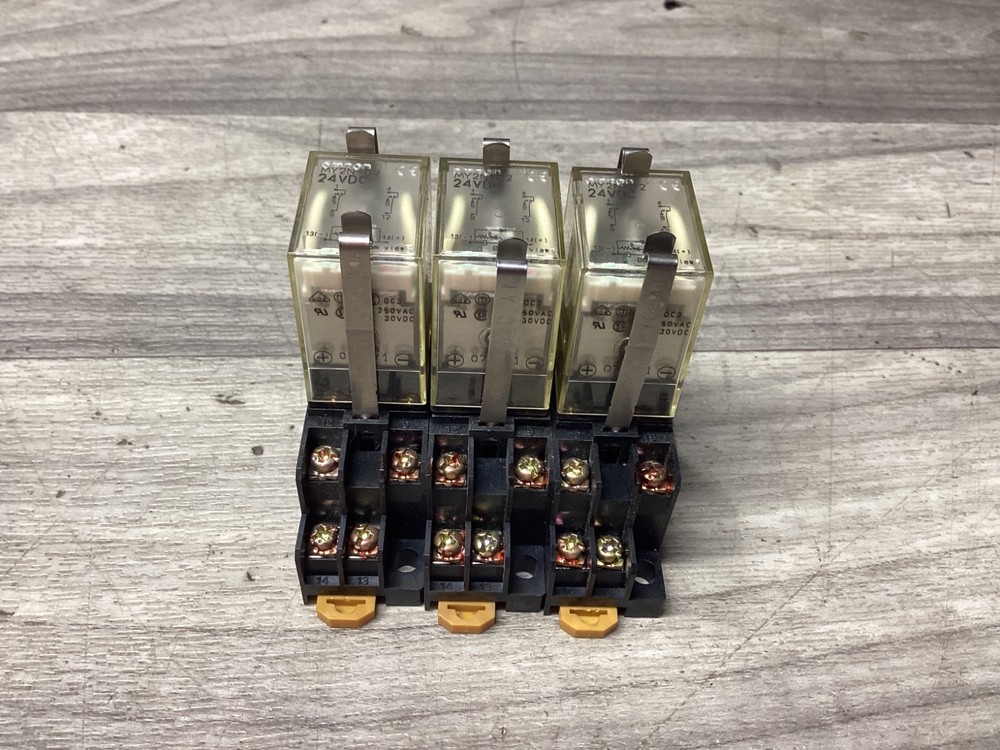 LOT OF 3 Omron MY2N-D2 Relay 24VDC With Socket Base #120N156