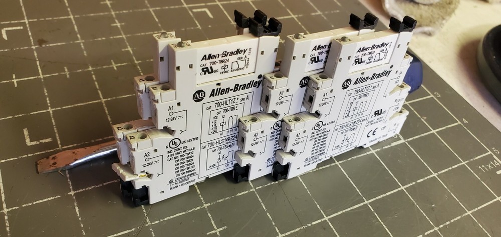 Allen-Bradley Relay Socket, 700-HLT1Z* Ser A (4) W/ Relay 700-TBR24 Ser A (3)