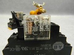 Allen Bradley 700-HN122 Ser A Relay Base w/ 75088 Relay Lot of 4